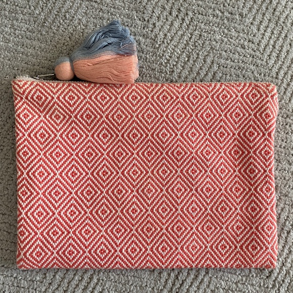 Woven pink and white clutch - Picture 1 of 3
